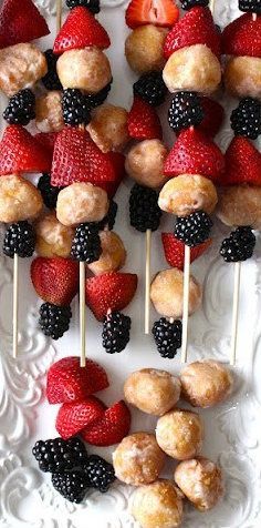 Fruit and doughnut hole skewers. Just cut up some fresh fruit, buy doughnut holes, and stick em! Perfect for any brunch, lunch, or breakfast. These are also great for a sleepover too! Yum. Breakfast Bake Sale Ideas, Breakfast Fundraiser Ideas, Team Breakfast Ideas, Sleepover Breakfast Ideas, Sleepover Breakfast, Food Sale Ideas, Bake Sale Ideas, Team Breakfast, Fruit Kabobs Kids