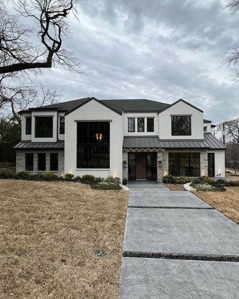 Meghan Gamil | Texas Realtor 🏡 on Instagram: "Gorgeous 2023 new build🤩 🛏️ 5 bed 🛁 5.2 bath 🏠 5,710 sq ft 🔑 Listed for $3,195,000 📍 Dallas, TX 🏡 LA: John Prell For more information or to schedule a tour 📧: meghan@brayreg.com • • • #dallas #luxuryhouses #luxury #luxurylifestyle #hometour #housetours #luxuryrealestate #newconstruction #newhome #newhouses #texashouses #texashomes #texasrealestate #interiorstyling #dreambuilders #luxurydecor #luxuryhome #homegoals #housetours #housedecor #dr Dallas Texas Homes, Dallas Homes, Moving To Dallas, Texas Real Estate, Texas Homes, Custom Decor, Luxury Decor, High Ceiling, Luxury Real Estate