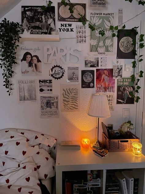 Downtown Girl House, Room Ideas Downtown, Fan Girl Room Aesthetic, Down Town Girl Room, Downtown Bedroom Aesthetic, Downtown Room Aesthetic, Downtown Girl Posters, Downtown Girl Aesthetic Room, Downtown Girl Bedroom