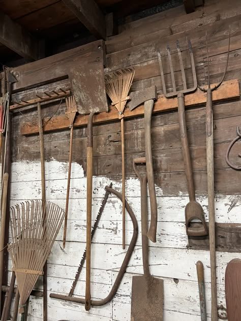 Vintage Carpenter Tools, Vintage Farm Tools, Tool Shed Interior, Old Farm Decor, Old Tools Decor Ideas Wall, Farm Equipment Decor, Old Farm Tools, Shed Exterior Ideas, Farm Tools And Equipment