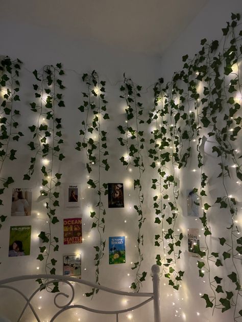 fairy lights Classroom Decor Minimalist, Fairy Lights Bedroom Ideas Simple, Fairy Light Bedroom, Fairy Lights On Wall, Dark Green Rooms, Home Decor Ideas Kitchen, Fairy Room, Fairy Lights Decor, Wallpapers Home