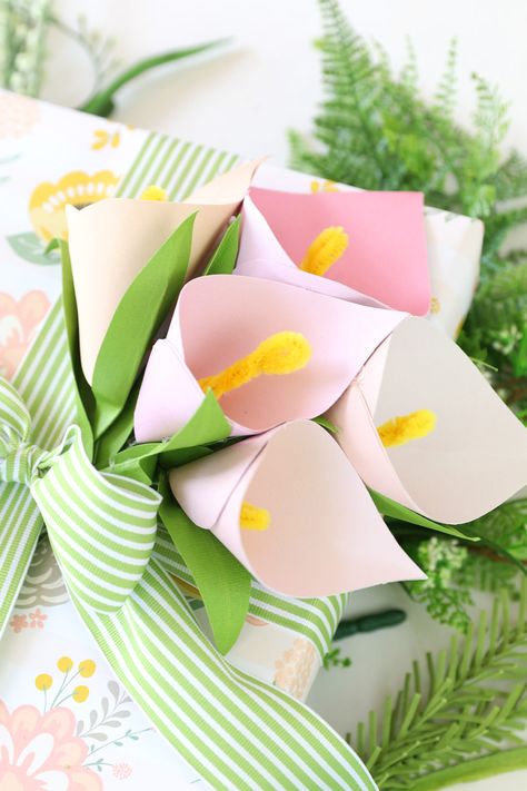 Mother’s Day gift wrapping Diy Easter Gifts, Diy Gifts For Mom, Gift Wrap Ideas, Mothers Day Crafts For Kids, Diy Mothers Day Gifts, Creative Gift Wrapping, Paper Flower Bouquet, Mom Diy, Diy Gift Wrapping