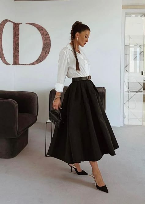 Black Circle Skirt Outfit, Flare Skirt Outfit Classy, Glamorous Black Formal Skirt, Chic Black Hip-length Skirt, Black Flare Skirt Outfit, Chic Black Voluminous Skirt, Elegant Floor-length Black Skirt, Elegant Black Floor-length Skirt, Formal Skirt Outfit