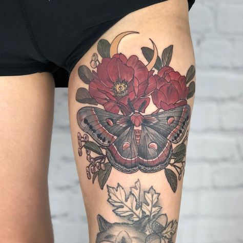 Traditional Thigh Tattoo, Prickly Pear Flowers, Cecropia Moth, Kunst Tattoos, Inspiration Tattoo, Tattoos Geometric, Moth Tattoo, Thigh Tattoos Women, 1 Tattoo