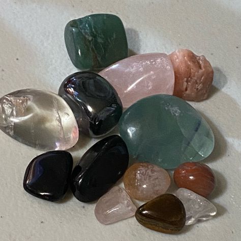 Crystal Esthetics, Cuarzos Aethestic, Rocks Aesthetic, Goodbye August, Aesthetic Crystals, Shuffles Cutouts, Pretty Crystals, Marble Rock, Gemstones Chart