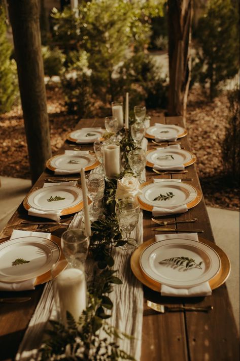 Wood Charger Plates Table Settings, Rustic Wedding Charger Plates, Black Charger Plates Wedding Table Settings, Gold Plate Setting Wedding, Wood Table Wedding Place Setting, Wedding Charger Plates Ideas, Wedding Gold Chargers, Gold Chargers Wedding Place Settings, Gold Charger Plates Table Setting