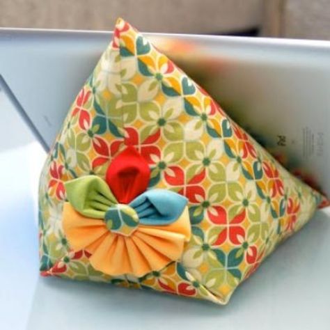 how to make ipad bean bag | iPad Stand Tutorial {free pattern}Make a decorative bean bag iPad ... Diy Ipad Stand, Handmade Christmas Presents, Support Ipad, Costura Diy, Ipad Stand, Handmade Christmas Gifts, Diy Couture, Sewing Skills, E Reader