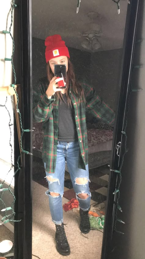 Casual Flannel Outfits, Lesbian Outfits, Cold Fashion, Lesbian Fashion, Black Tees, Jeans Street Style, Flannel Outfits, Sweater Dress Outfit, Androgynous Fashion