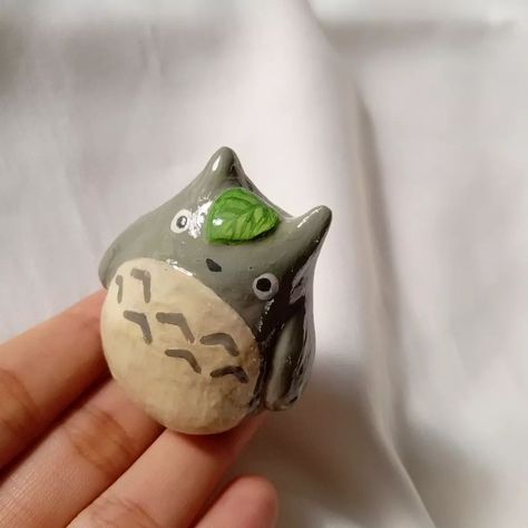 ✨ Say hello to your new Totoro companion! Perfect for brightening up any workspace. Sprinkle some coziness on your desk with this adorable desk friend. 🌿 DM for more info! . . . #deskgoals #totorolover #totoro #studioghibli #deskbuddy #deskpets #myneighbortotoro Polymer Clay Desk Buddies, Studio Ghibli Clay Ideas, Clay Desk Buddies, Totoro Clay, Clay Holder, Desk Buddies, Desk Friend, Clay Cake, Desk Buddy