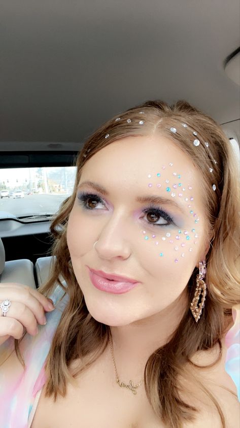 Hair Jewels Taylor Swift, Face Jewels Taylor Swift Concert, Taylor Swift Concert Face Gems, Taylor Swift Eras Your Hair Ideas, Taylor Swift Eras Hair Ideas, Lover Eras Your Makeup, Taylor Swift 1989 Makeup Tour, Glitter Makeup Taylor Swift, Taylor Swift Concert Makeup Ideas Lover