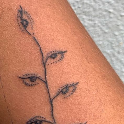 '*•.¸♡ 𝓈𝒶𝓇𝒶 ♡¸.•*' on Instagram: "did this eye vine back in Lisbon in September 👁️🌿 tysm Marie for coming to get this piece (⊃｡•́‿•̀｡)⊃ . books open for November in lisbon . handpoked @casaangelita.tattoo" Lil Tattoo, Eye Tattoo Ideas, Iris Tattoo, Vine Tattoo, Books Open, Vine Tattoos, Under The Skin, Getting A Tattoo, Minimalist Tattoos