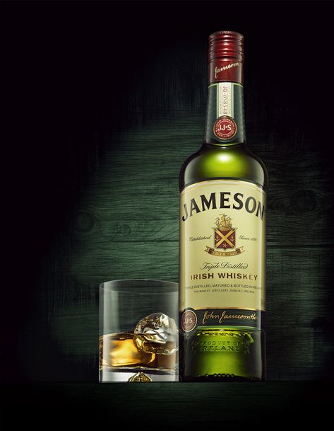 jameson irish whiskey Jameson Whiskey Drinks, Whisky Jameson, Whiskey Quotes, Jameson Whiskey, Irish Cuisine, Whiskey Girl, Jameson Irish Whiskey, Whiskey Shots, Whiskey Gifts