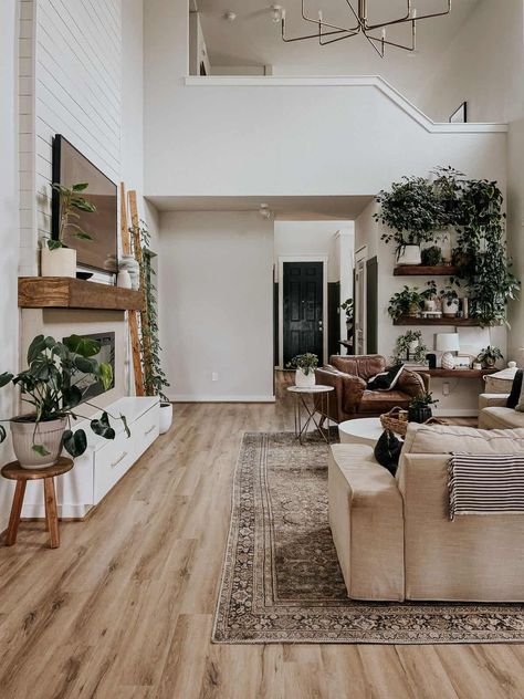 Clean Vinyl Plank Floors, Living Room Wood Floor, Wooden Living Room, Minimalist Chic, Living Room Flooring, Rustic Living Room, Vinyl Plank Flooring, Living Room Decoration, Decor Home Living Room