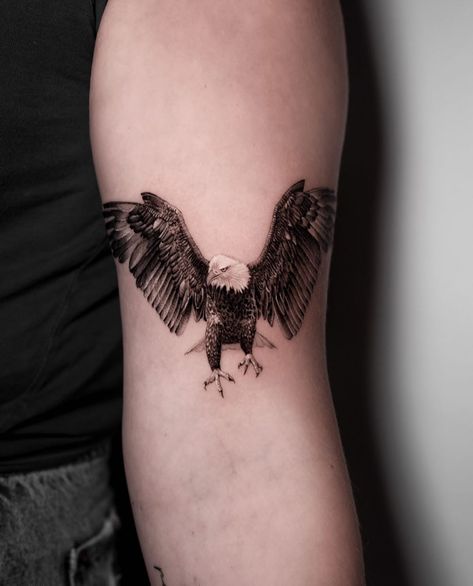 2,545 curtidas, 74 comentários - Maxime Etienne (@maxe_brother) no Instagram: “Simple eagle is always a killer ha 🔥🔥🙏🏼 thanks a lot Jessica 🙏🏼🙏🏼 I don’t do much more small…” Eagle Tattoo Girl, Tattoo On Elbow, Tattoos For Ladies, Small Eagle Tattoo, Bald Eagle Tattoos, Falcon Tattoo, Tattoo Aesthetics, Tattoos With Deep Meaning, Tattoo Over Scar