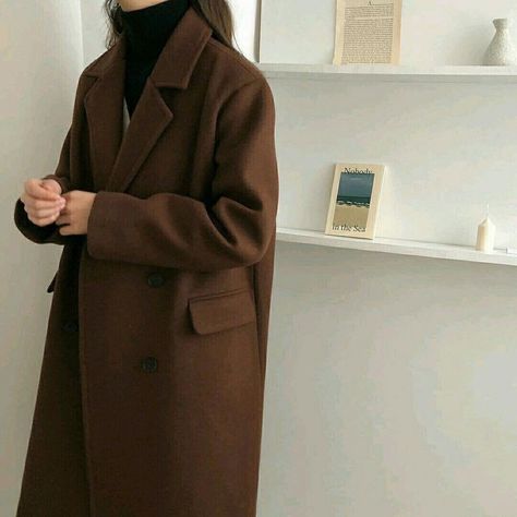 Brown Coats Aesthetic, Dark Brown Outfit Aesthetic, Brown Coat Aesthetic, Dark Brown Coat Outfit, Oversized Coat Outfit, Brown Coat Outfit, Aesthetic Winter Outfit, Light Academia Outfit, Minimal Style Outfits