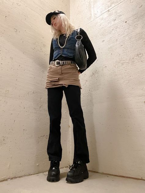 Jeans Under Skirt, Jeans With Patterns, Skirts Over Jeans, Punk Inspired Outfits, Skirt Over Jeans, Fairy Fits, Skirt Over Pants, Wardrobe Simple, Unique Fashion Style