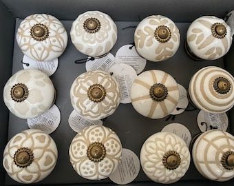 Repainted Furniture Ideas, Draw Knobs, Decorative Door Knobs, Fern Pattern, Ceramic Door Knobs, Vintage Knobs, Beige Ceramic, Colour Background, Kitchen Knobs