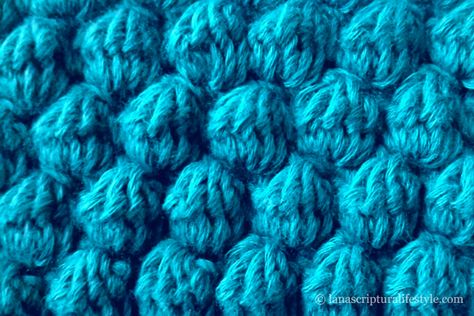 Met de popcornsteek kun je heel veel dingen haken zoals dekentjes, knuffels en sjaals.Het is een cluster van stokjes die wordt gesloten met 1 losse. Crochet Lessons, Bobble Stitch, Beautiful Crochet, Merino Wool Blanket, Diy Crochet, Crochet Stitches, Knitting, Van, Crochet