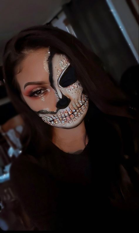 Makeup With Rhinestones, Creepy Love, Horror Make-up, Rhinestone Makeup, Creepy Halloween Makeup, Skeleton Makeup, Rave Makeup, Halloween Makeup Inspiration, Face Painting Halloween