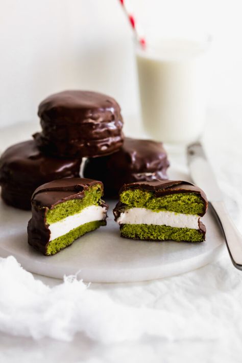 Homemade Matcha Choco Pie | Sift & Simmer Matcha Chocolate Chip Cookies, Matcha Cakes, Matcha Baking, Date Night Meals, Pineapple Cakes, Homemade Marshmallow Recipe, Pie Homemade, Marshmallow Recipe, Graham Cracker Cookies