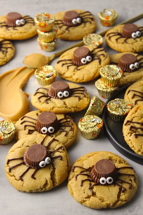 Halloween Themed Cookies, Squeaky Mixer, Halloween Bakes, Themed Baking, Autumn Desserts, Galletas Halloween, Pb Cookies, Postres Halloween, Spider Cookies