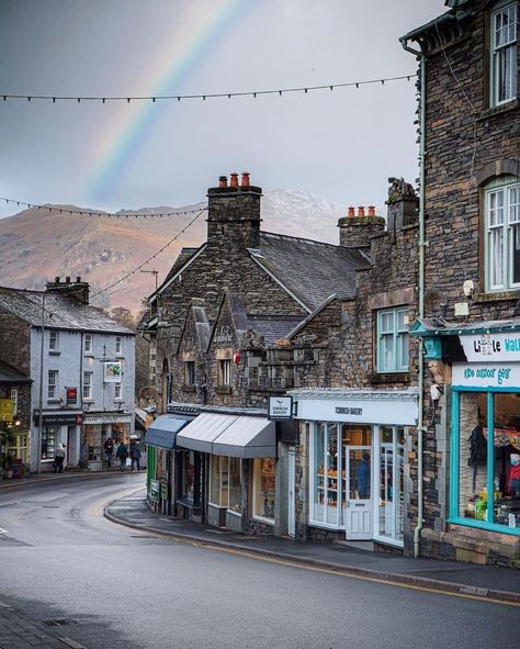 We LOVE England🇬🇧🏴󠁧󠁢󠁥󠁮󠁧󠁿 on Instagram: “Ambleside, Lake District🌈 The small town of Ambleside at Windermere lake has become a major tourist resort with plenty of shops,…” Ambleside Lake District, Cumbria Lake District, Lake District England, Lake Windermere, All Falls Down, Small Town Life, Travel Uk, Lovely Day, English Countryside