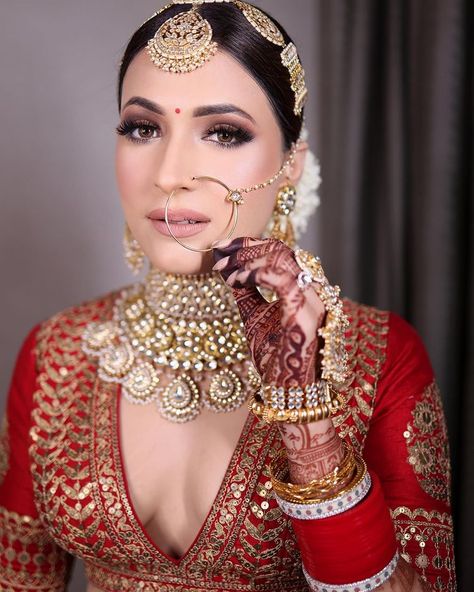 Latest Gold Nath Designs For Bride, Bridal Nath Designs, Nath Designs, Gold Nath, Bridal Nath, Red Bride, Wedding Eye Makeup, Bridal Makeup Images, Makeup Images