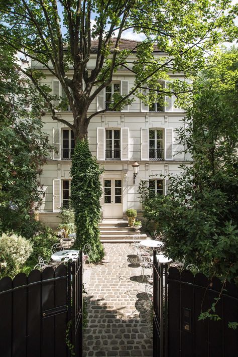 10 secret gardens to discover in Paris | French Vogue French Townhouse, Hotel Particulier Paris, Hidden Bars, Japanese Cherry Tree, Chic French Style, Jardin Des Tuileries, Country House Design, Tokyo Design, Montmartre Paris