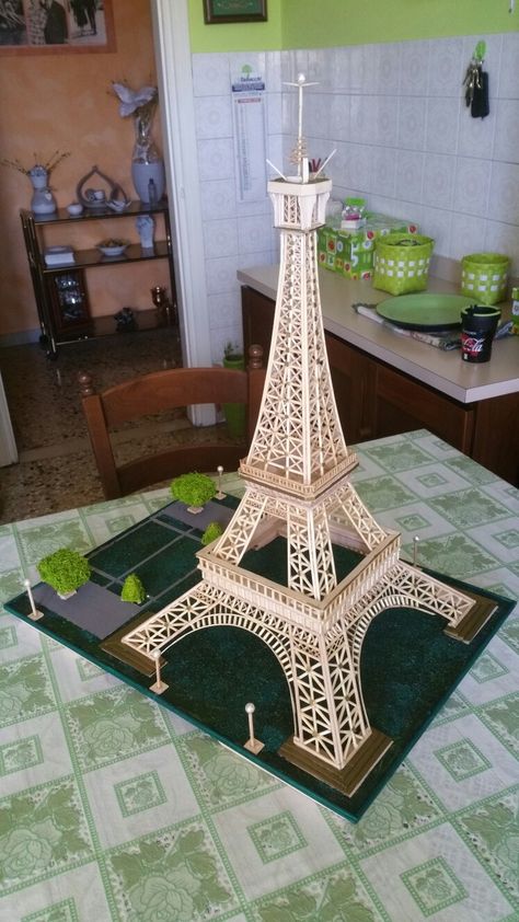 Eiffel Tower Craft, Eiffel Tower Pictures, Popsicle Stick Art, Diy Popsicle Stick Crafts, Tower Models, Paris Tower, How To Make Decorations, Build A Camper Van, Stick Art