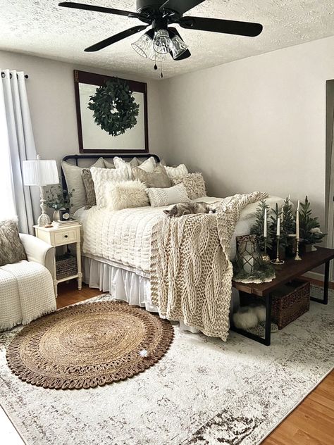 Cow Guest Bedroom, Farmhouse Themed Bedroom, Grey Country Bedroom Ideas, Farm Master Bedrooms Decor, Bedroom Ideas Southern, Neutral Boho Bedroom Decorating Ideas, Bohemian Farmhouse Decor Bedroom, Farmhouse Bedroom Apartment, Farmhouse Boho Guest Bedroom