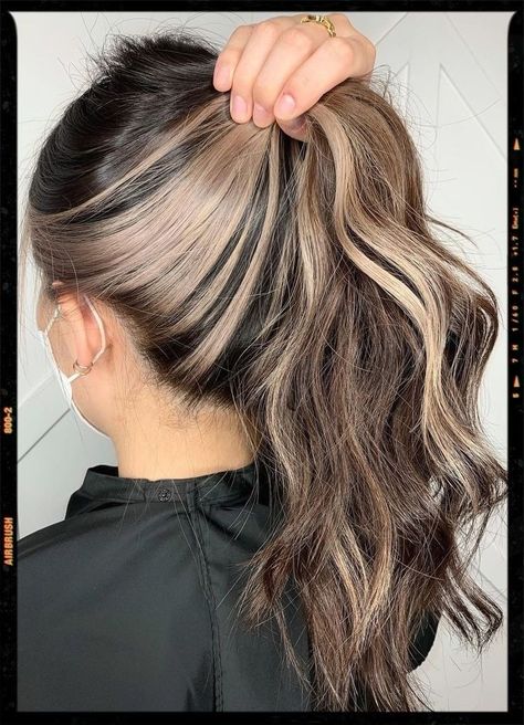 Blonde Underneath Hair, Rambut Brunette, Hair Color Underneath, Peekaboo Hair, Fall Hairstyles, Short Homecoming Hair, Hair Streaks, Fall Hair Color For Brunettes, Hair Homecoming