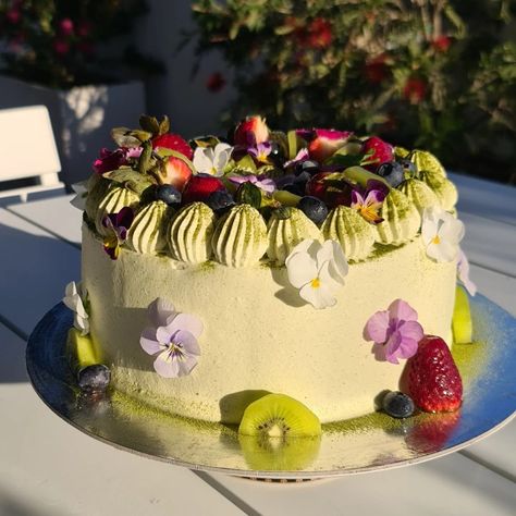 Matcha And Strawberry Cake, Matcha Wedding Cake, Strawberry Matcha Cake, Fruit Decoration, Cute Bakery, Matcha Cake, Flower Fruit, Wedding Sweets, Japanese Matcha