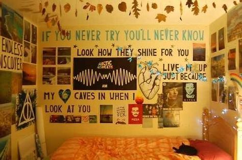 ♡Tumblr Bedrooms♡ love how theres quotes and pictures all over the walls Wall Quotes Bedroom, Tumblr Bedroom, Dorm Diy, Dorm Room Diy, Bedroom Quotes, Tumblr Rooms, Bedroom Goals, Trendy Bedroom, Awesome Bedrooms