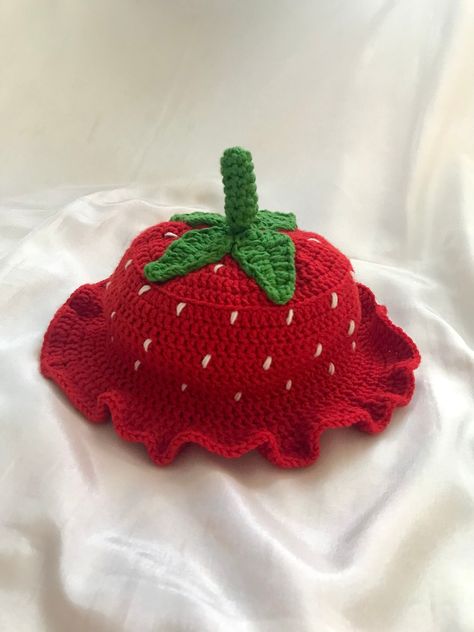 Crochet Strawberry Bucket Hat by tubyshop on Etsy Crochet Strawberry Bucket Hat, Strawberry Bucket Hat, Confection Au Crochet, Crochet Strawberry, Crochet Bucket Hat, Crochet Fashion Patterns, Fun Crochet Projects, Crochet Diy, Crochet Applique