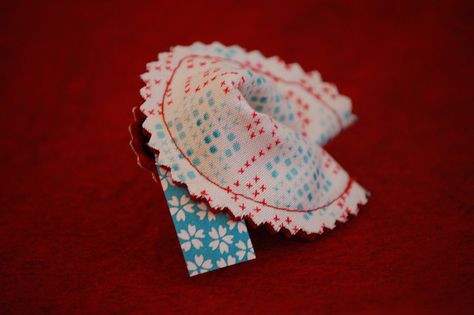 Fabric Fortune Cookie Tutorial by Lady Harvatine, via Flickr Sew Mama Sew, Mollie Makes, Fortune Cookies, Cookie Tutorials, Chinese Year, Fortune Cookie, Secret Messages, Lunch Boxes, Learn To Sew