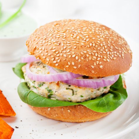 Goodbye dry turkey burgers, hello delicious spinach feta stuffed turkey burgers! Make this burger for a high-protein and nutritious meal! Turkey Boats, Stuffed Turkey Burgers, Healthy Turkey Burgers, Low Calorie Ideas, Metabolism Diet Plan, Healthy Proteins, The Best Thanksgiving Turkey, Turkey Burger Recipe, Best Thanksgiving Turkey