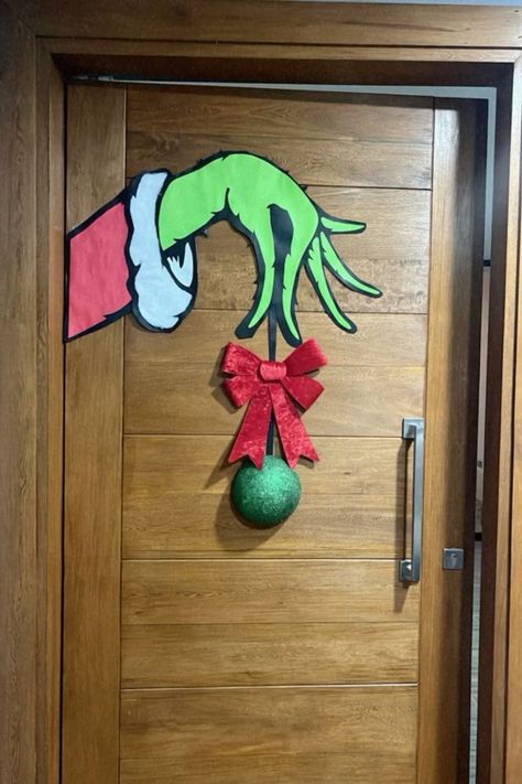 Immagini Grinch, Grinch Christmas Decor, Christmas Favors Diy, Grinch Door, Grinch Halloween, Grinch Decorations, Christmas Door Decorating Contest, Door Decorating Contest, Grinch Party