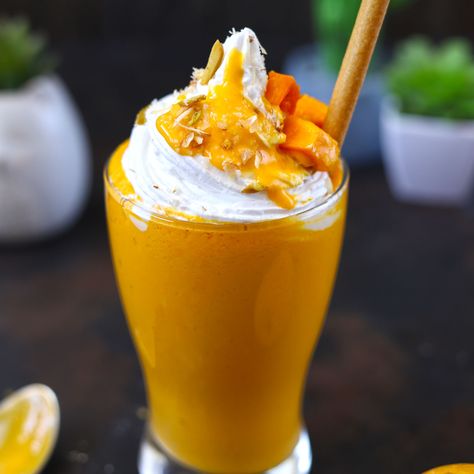 This is a tropical-style mango shake recipe with the flavor of coconut. Learn how to make a mango milkshake in a few simple steps. Mango Shake Recipe, Mango Iced Tea, Mango Shake, Mango Milkshake, Milkshake Flavours, Ice Cream Shake, Mango Ice Cream, Oat Smoothie, Mango Lassi