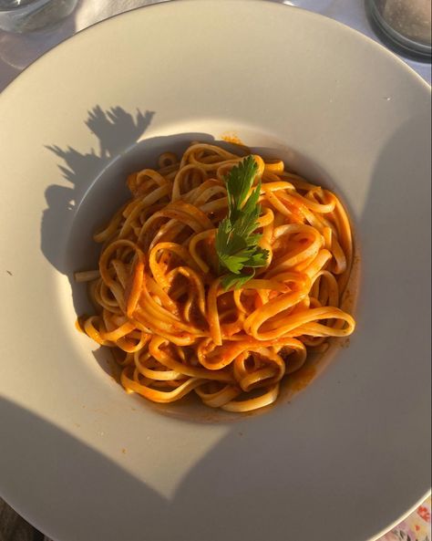 Spagetti Bolognese Aesthetic, Italy Pasta Aesthetic, Spaghetti Aesthetic, Pasta Summer, Crete Chania, Salty Food, Yummy Meals, Salty Foods, Pasta Lover