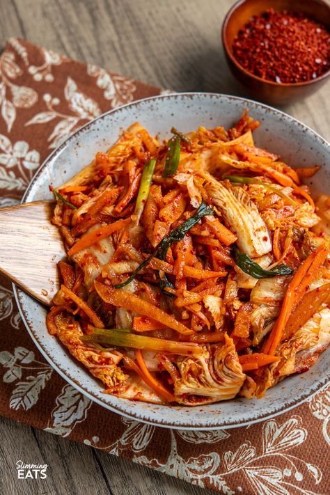 Looking to add a burst of vibrant flavour to your meals without the strong tang of traditional fermented kimchi? This quick and easy fresh kimchi recipe is the perfect introduction. By skipping the fermentation process, you get a crunchy, refreshing side dish that pairs wonderfully with all your favourite Korean dishes. Made with crisp napa cabbage, crunchy carrots, green onions, and sweet Asian pear, this delightful kimchi offers a spicy yet lightly sweet taste that will soon become a staple Cabagge Keto Recipes, Carrot Kimchi, Fresh Kimchi Recipe, Asian Pear Recipes, Korean Cabbage, Korean Food Kimchi, Quick Kimchi, Pickled Recipes, Fresh Kimchi