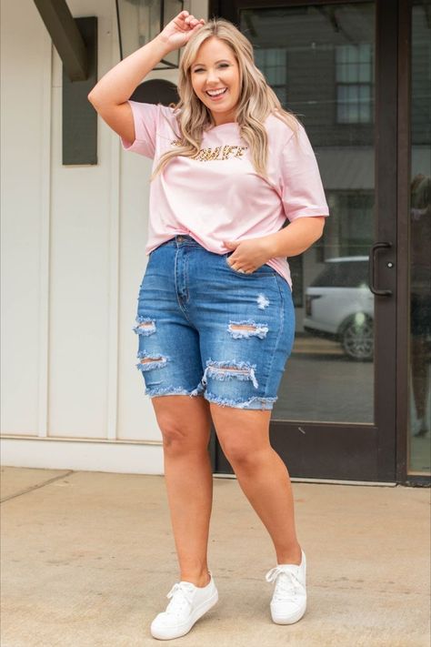 Summer Outfits 30s Curvy, Plus Size Comfy Outfits Summer, Plus Size Shorts Outfits, Trendy Curvy Outfits Summer, Lake Outfit Summer Plus Size, Pink Short Outfits, Short Chubby Girl Outfits, Summer Outfits For Plus Size Women, Trendy Plus Size Outfits Summer