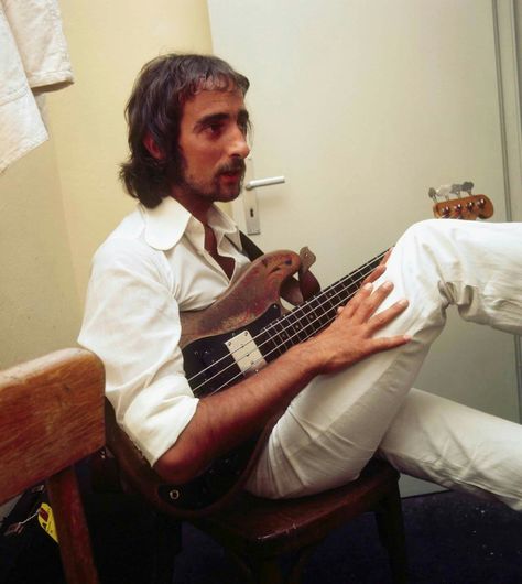 A very young & awesome bass player, John McVie of Fleetwood Mac. John Mcvie, Mick Fleetwood, Lindsey Buckingham, Stevie Nicks Fleetwood Mac, British American, Brit Awards, Rock Legends, Fleetwood Mac, Blues Rock