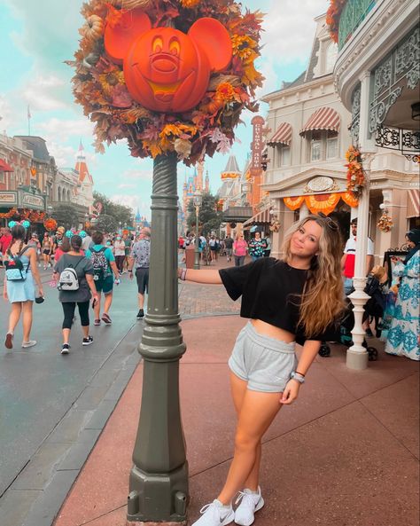 Disneyland Family Pictures Ideas, Disney Castle Poses, Disney Fall Pictures, Disney World Poses Photo Ideas, Disneyland Paris Instagram Pictures, Disney World Photoshoot, Disney Senior Photos, Disney Senior Pictures, Disney World Poses