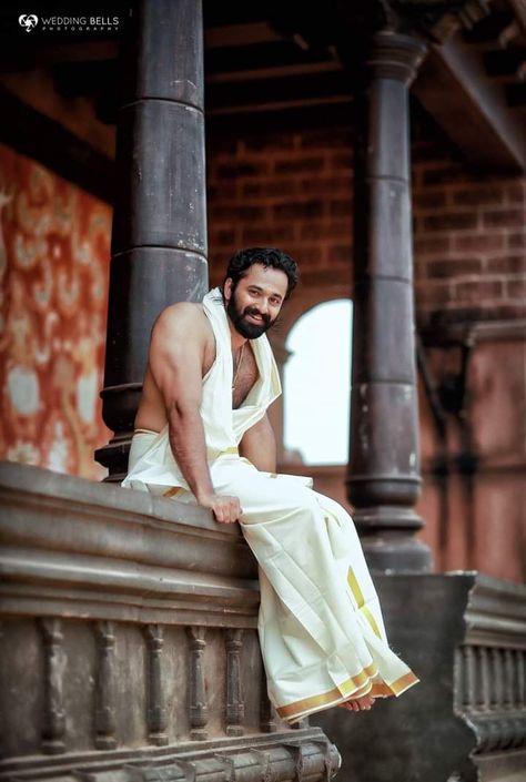 Lungi Poses Men, White Lungi For Men, Hindu Outfit, Groom Stills, Unni Mukundan, South Fashion, Male Portrait Poses, Indian Men, Most Handsome Actors