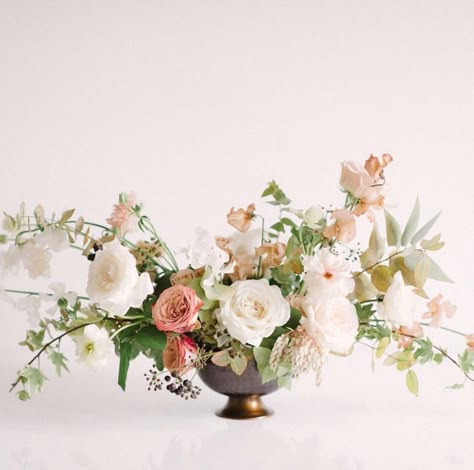 Centerpiece Inspiration, Flowers In A Vase, Neutral Wedding, Peach Wedding, Rose Pastel, Flower Inspiration, Deco Floral, Wedding Flower Arrangements, Floral Ideas