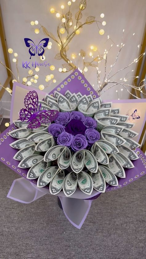 Money Flower Bouquet Purple, 50 Money Bouquet, Purple Money Bouquet, Diy Quinceanera Bouquet, Flower Bouquet With Money, Money Bouquet Birthday, Small Money Bouquet, Money Bouquet Ideas, Money Bouquet Tutorial