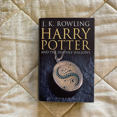 Rowling Harry Potter, The Deathly Hallows, Deathly Hallows, Books To Read, Harry Potter, Book Cover, Reading, Tv, Books