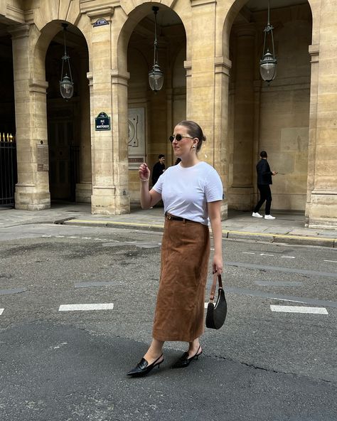 Sezanette in Paris🤎 #suedeskirt #suedeforfall #fallinparis #parisianoutfit #parisianstyle #parisianlifestyle #parisianstreetstyle #sezane #sezanette #sezanelovers suede skirt suede for fall fall outfit inspo Suede Skirt Outfit, Parisian Outfit, Paris In Autumn, Ideal Closet, Parisian Lifestyle, Street Style Parisian, Suede Skirt, Skirt Outfit, Outfit Inspo Fall