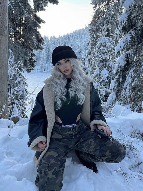 Snow Baddie Pics, Russian Streetwear Aesthetic, Snow Fits Baddie, Fhlouwn Outfits, Pose In Snow, Russian Woman Style, Russian Bimbocore Outfits, Russian Hat Outfit, Woman Model Poses