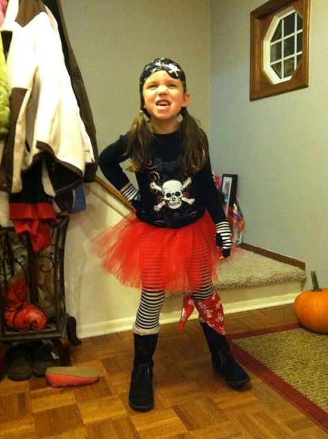 "Argh!"  Easy DIY tutu pirate costume my little girl wore last year (age 6)- cutest pirate girl ever! Pirate Costume Kids Diy, Pirate Outfit Diy, Diy Pirate Costume For Kids, Diy Girls Costumes, Pirate Fancy Dress, Pirate Costume Kids, Pirate Girl Costume, Pirate Costume Diy, Girl Pirates